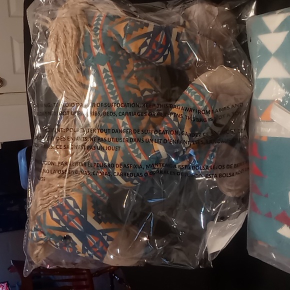 Pendleton Harding Teal Knit Blanket & Beanie Plus Bucky Horse NWT LAST ONE! - Picture 5 of 7